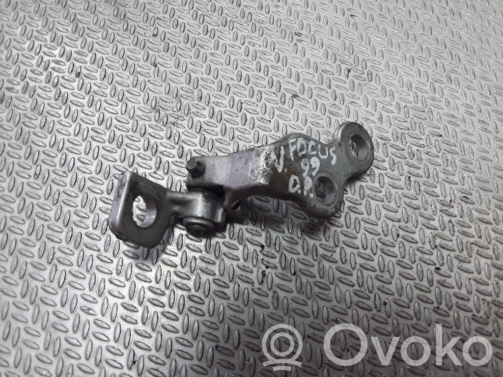 Ford Focus Priekšpusē augšējā vira (eņģe) 