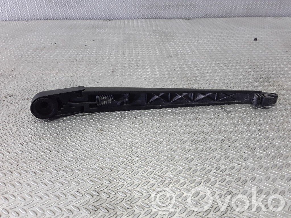 Rear wiper blade arm