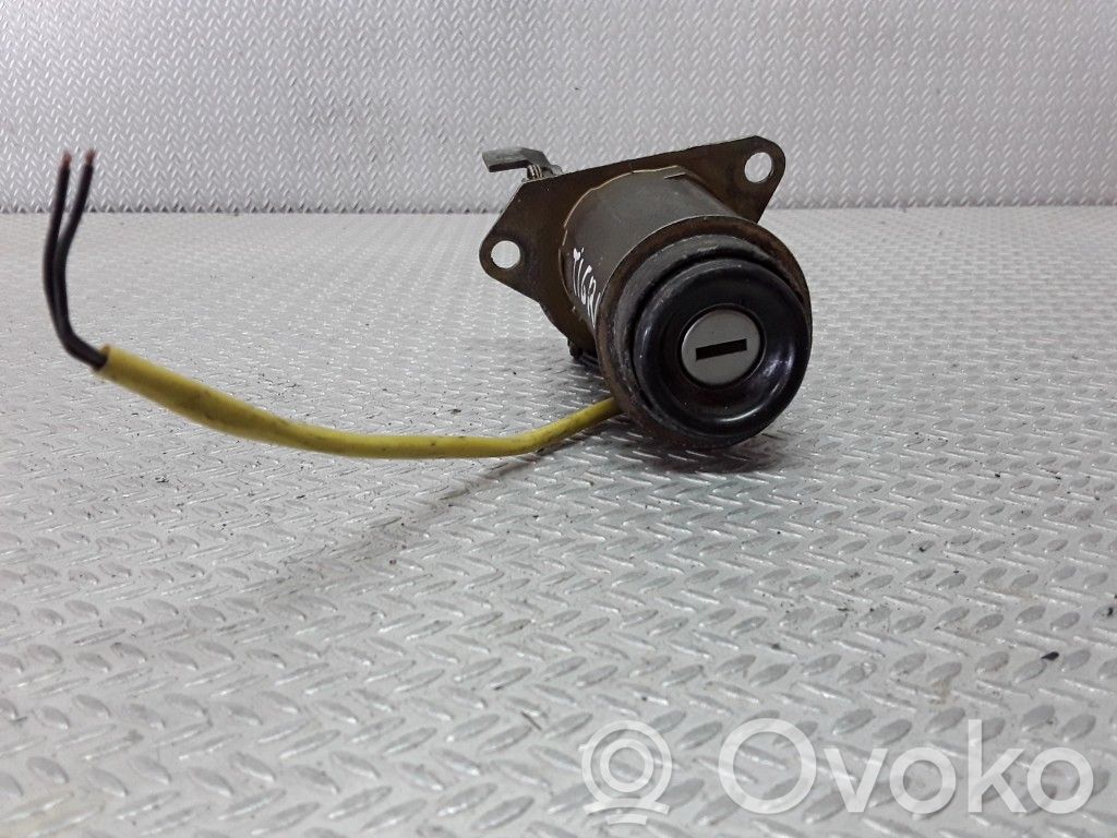Opel Tigra A Takaluukun ulkopuolinen lukko 
