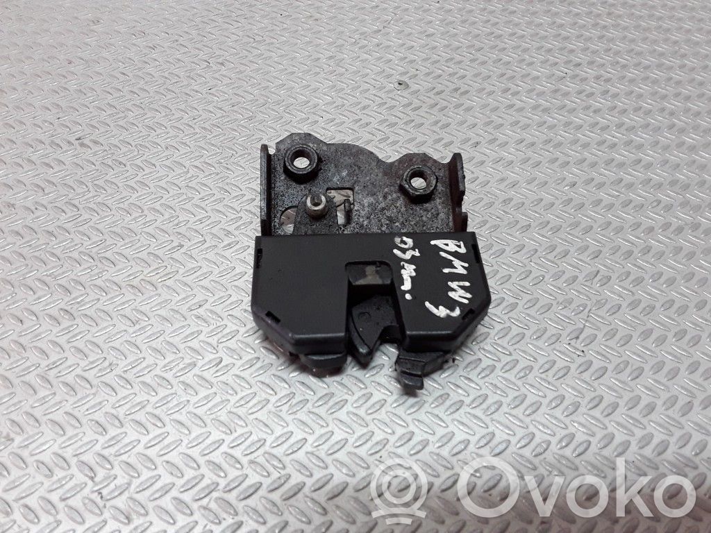 BMW 3 E46 Sedynės nugaros atramos spyna 