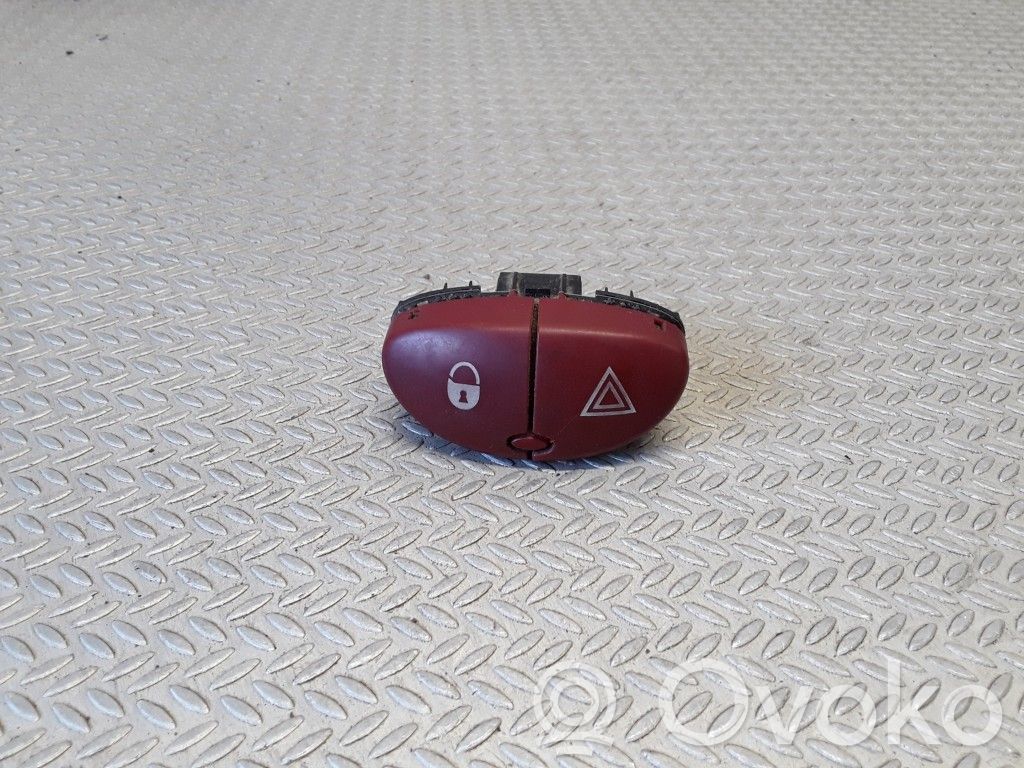 Hazard light switch   40377877
