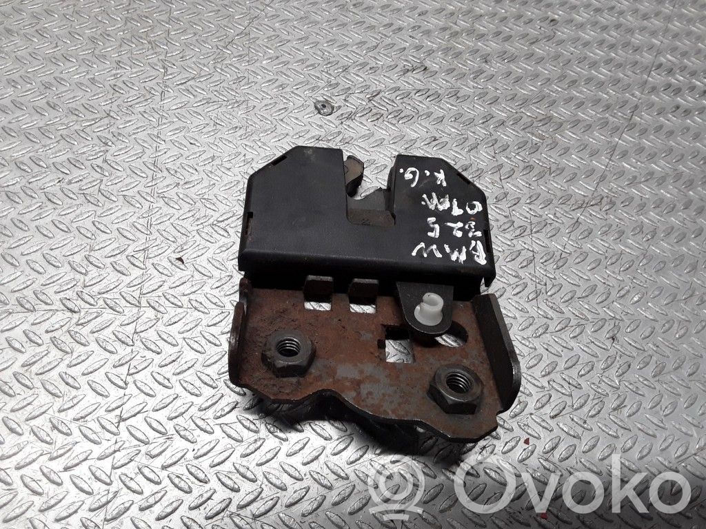BMW 3 E46 Sedynės nugaros atramos spyna 