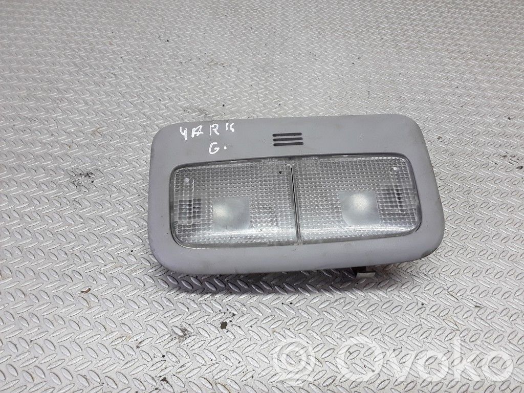 Toyota Yaris Takaistuimen valo 