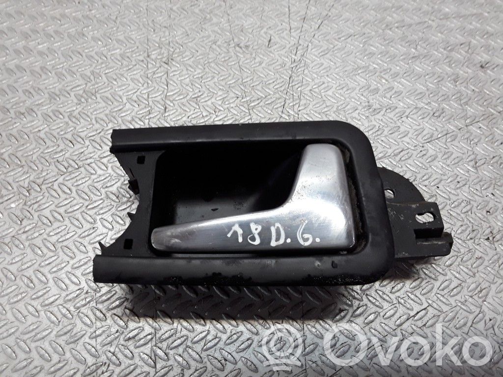 Manecilla interna puerta trasera   4D0839020