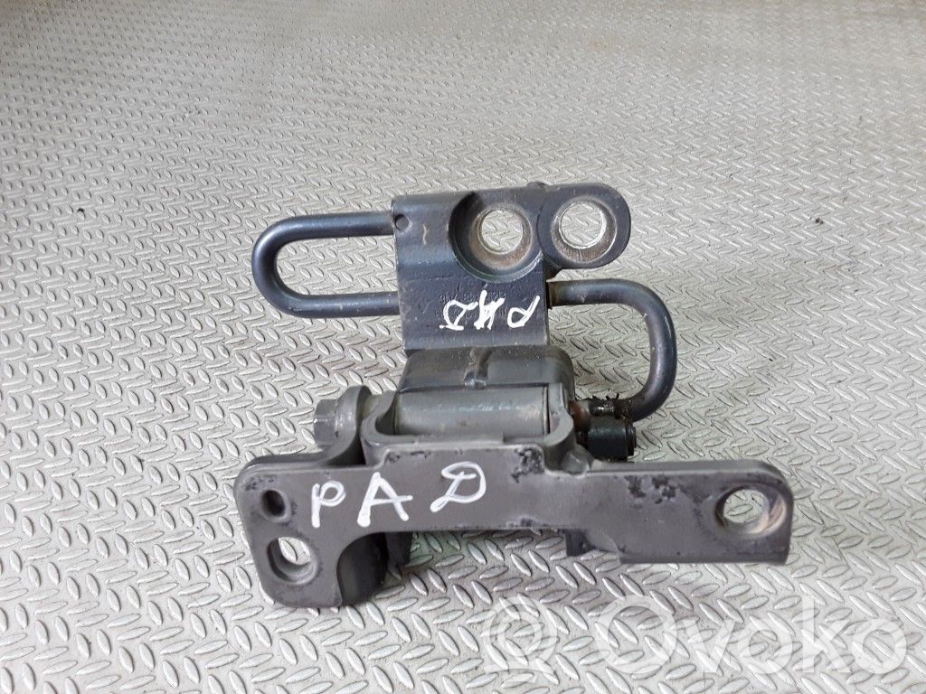 Volkswagen Phaeton Front door lower hinge 