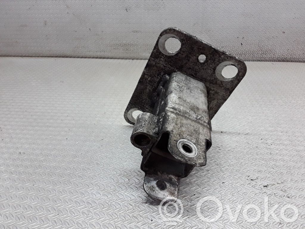 Front bumper mounting bracket   8200011107