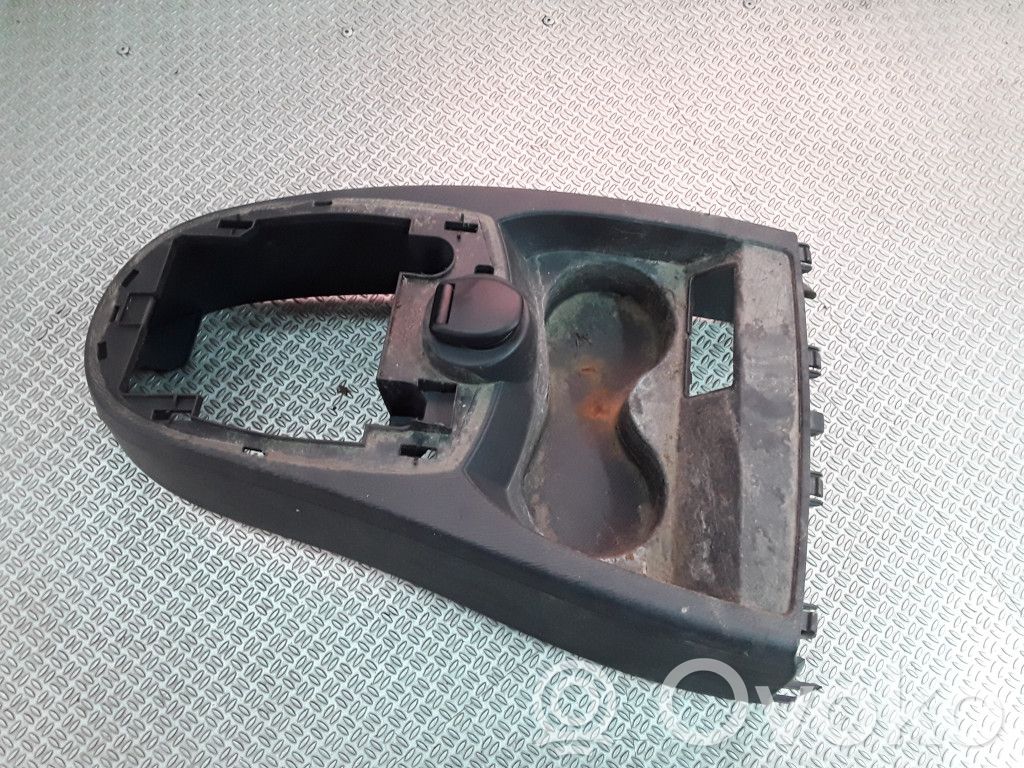 Renault Twingo II Consola de plástico de la palanca de cambios 