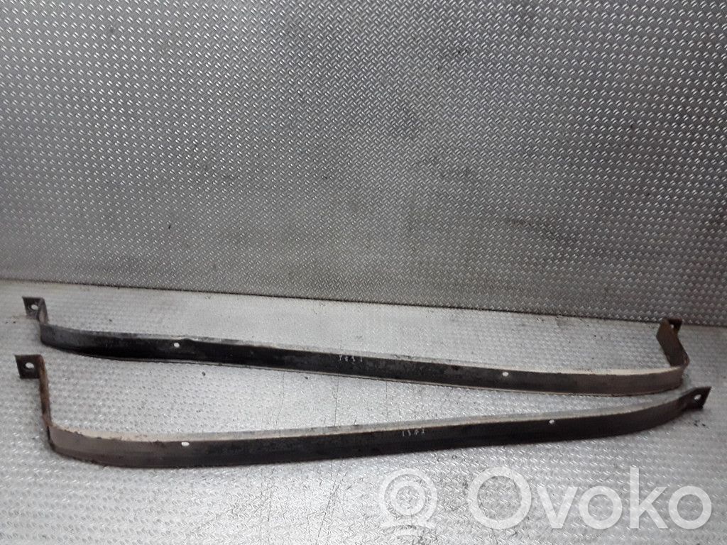 Fuel tank mounting bracket