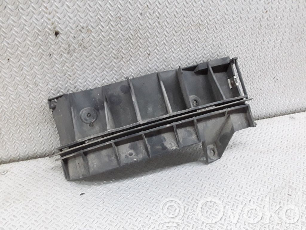 Soporte de montaje del parachoques trasero   8L0807377D