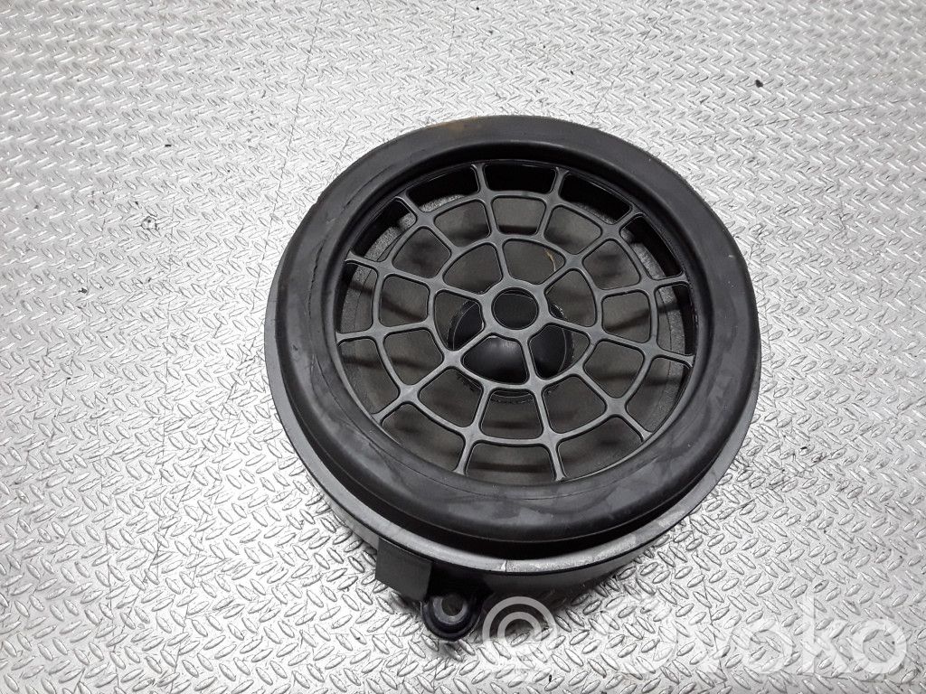 Etuoven kaiutin