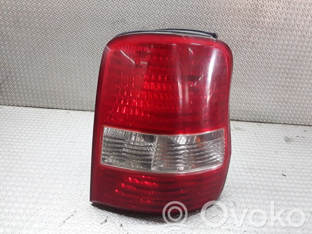 KIA Carnival Задний фонарь в кузове 
