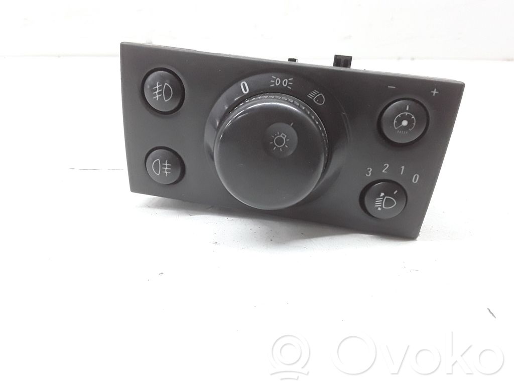Light switch   9185881