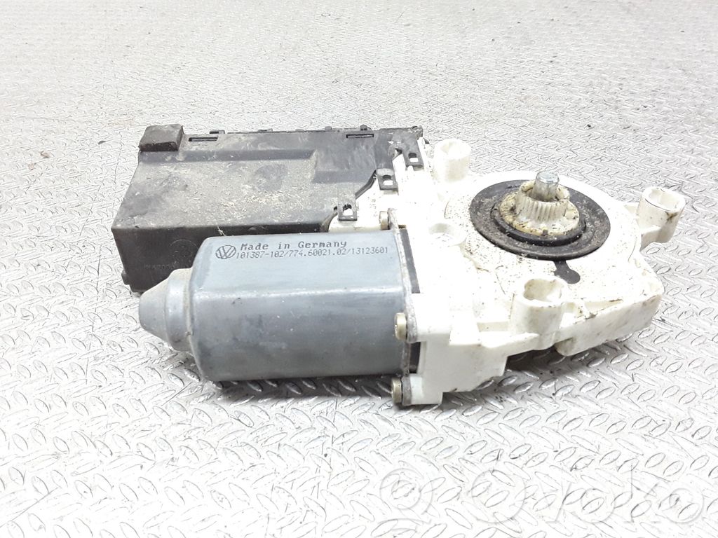 Volkswagen Golf IV Motor del regulador de la ventanilla de la puerta delantera 