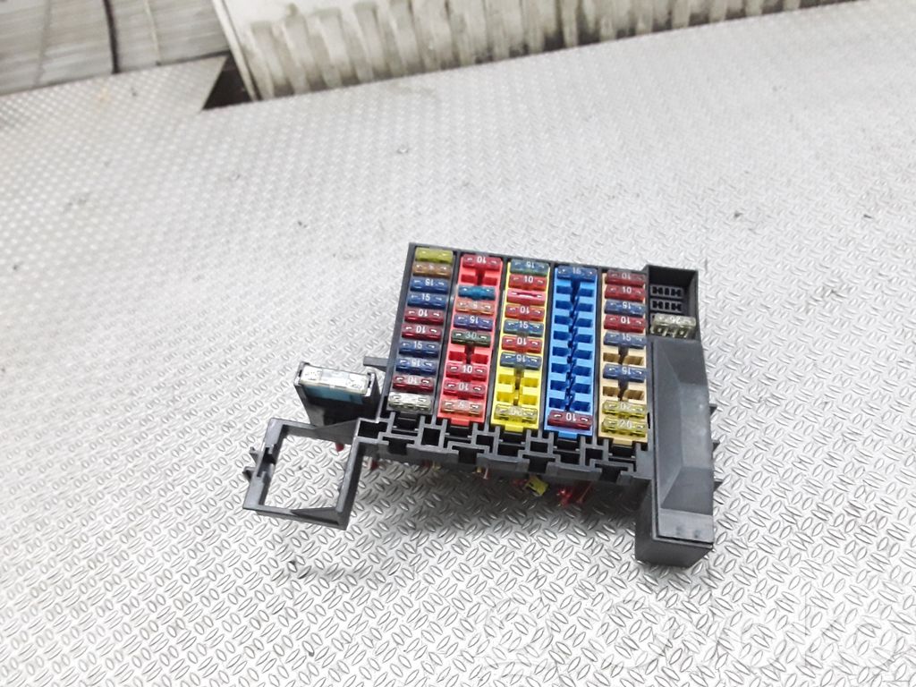 Audi A8 S8 D2 4D Drošinātāju bloks 