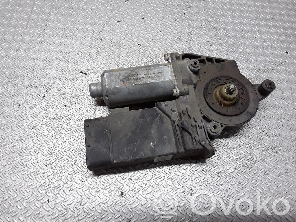 Silnik regulatora szyby drzwi przednich   0130821694
