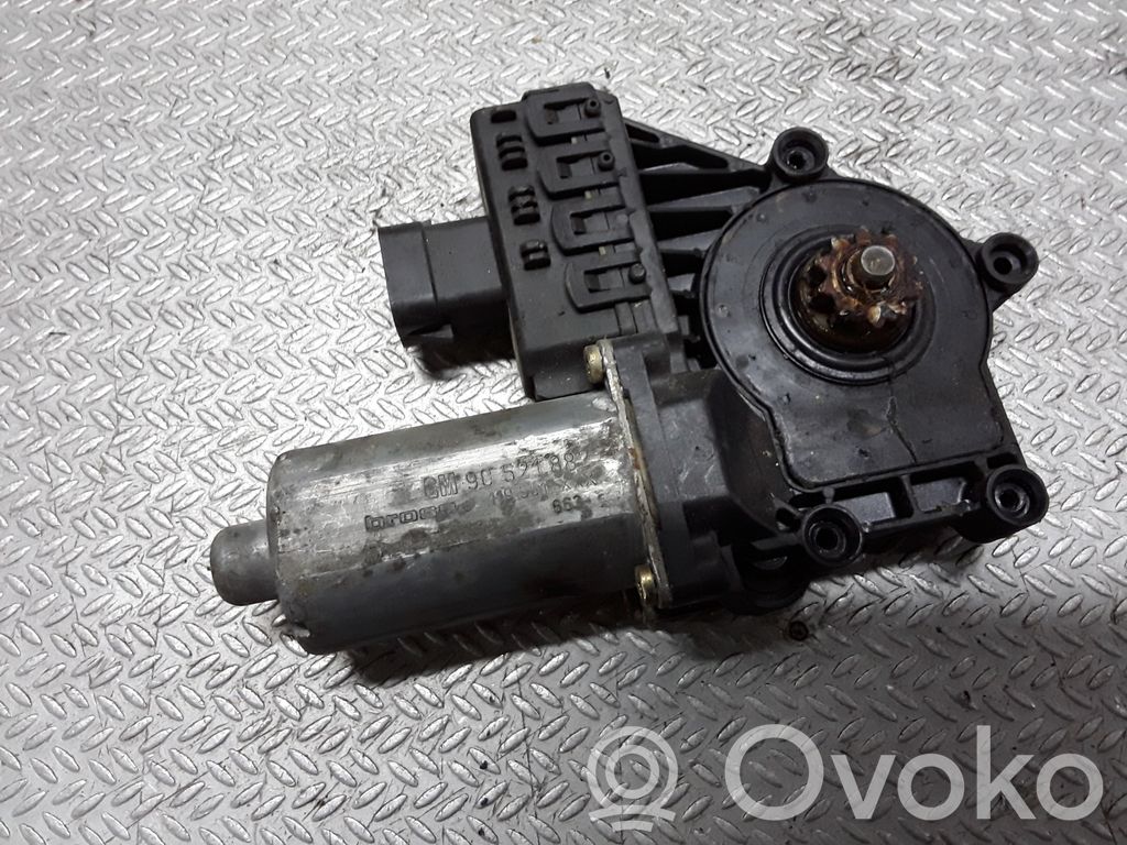 Motor del regulador de la ventanilla de la puerta delantera   90521882