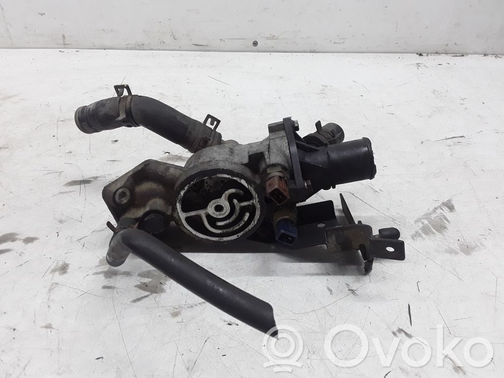 Peugeot 406 Carcasa del termostato 