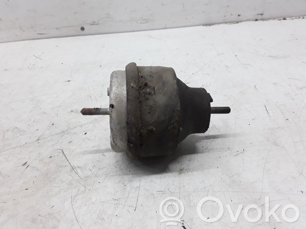 Volkswagen PASSAT B5 Supporto di montaggio del motore 