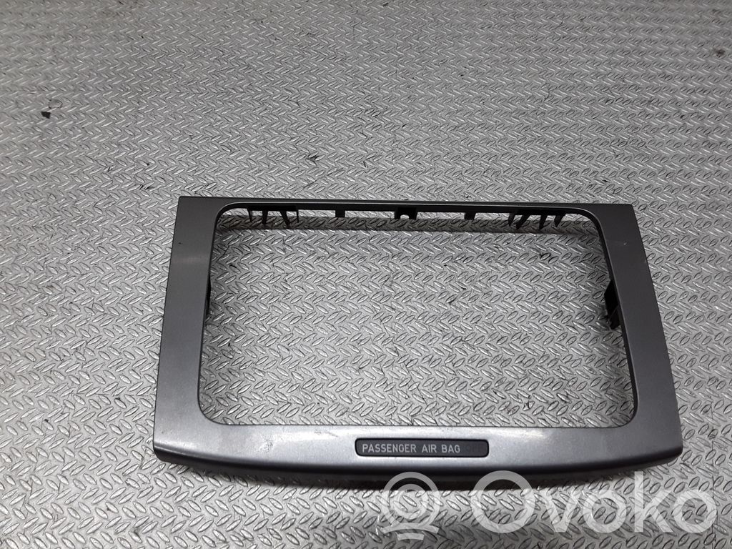 Volkswagen PASSAT B6 Moldura de la unidad delantera de radio/GPS 
