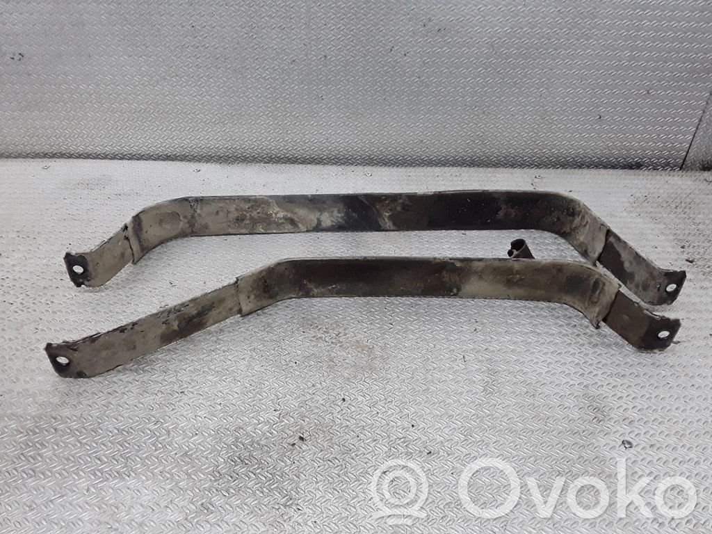Fuel tank mounting bracket