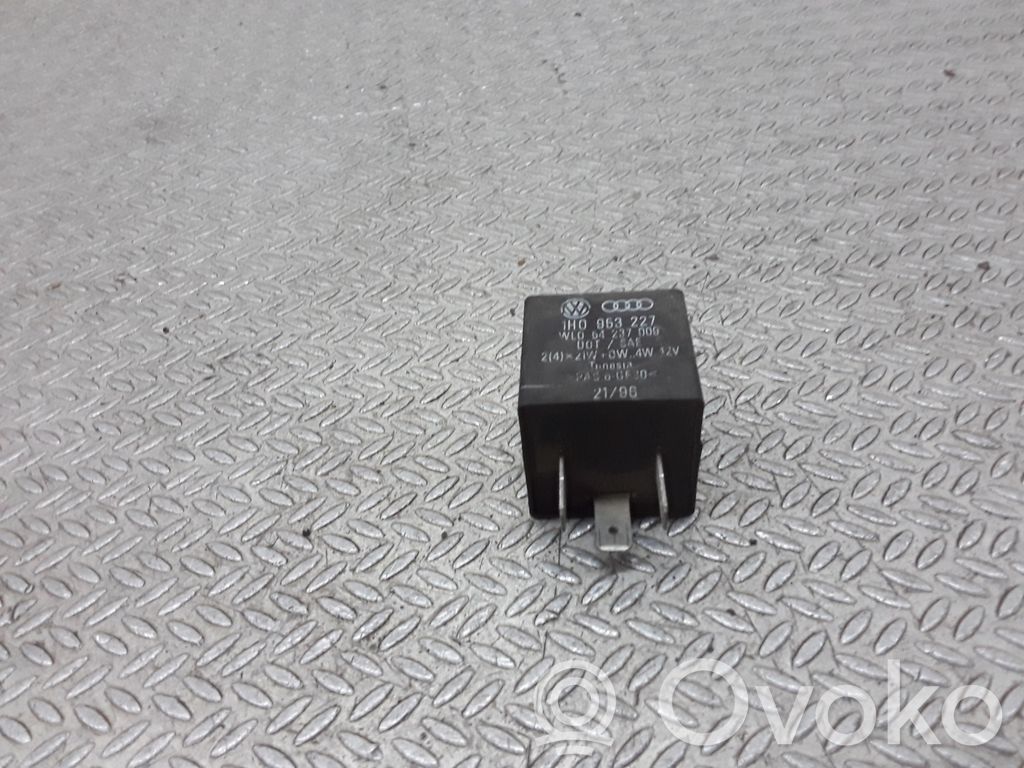 Audi A8 S8 D2 4D Hätävilkun rele 