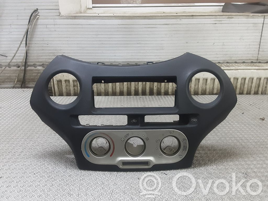 Toyota Yaris Verso Element deski rozdzielczej / środek 