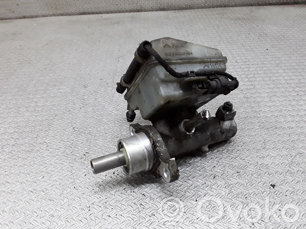 Master brake cylinder