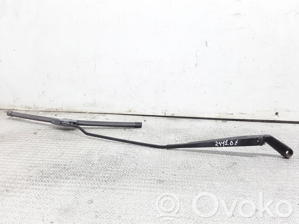 Windshield/front glass wiper blade