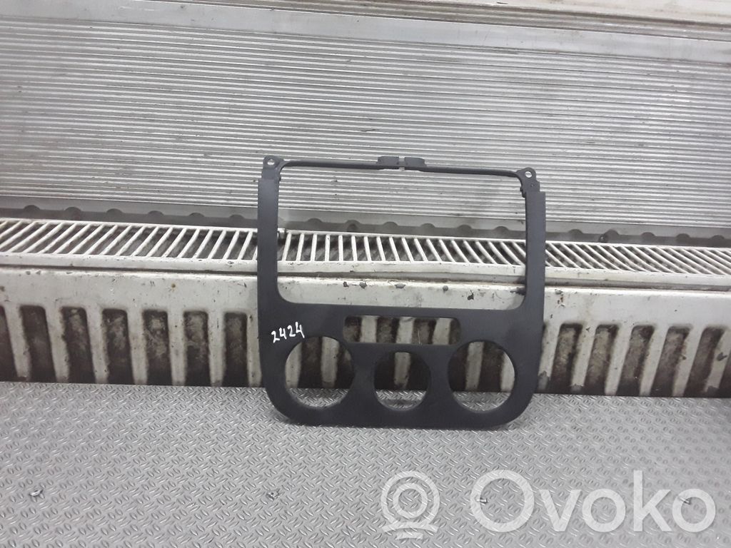 Volkswagen Golf V Konsola środkowa / Radio / GPS 