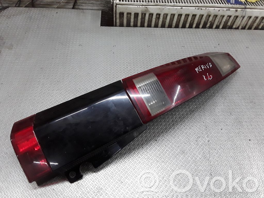 Rear/tail lights   E22036
