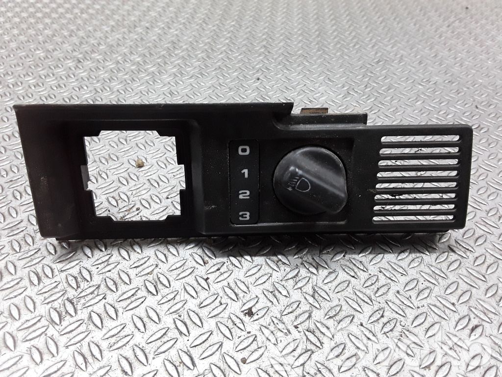 Headlight level height control switch   YUK100260