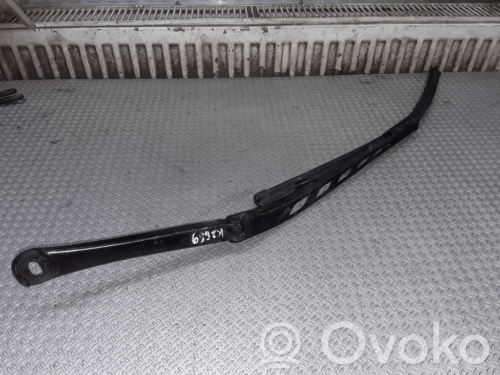 Windshield/front glass wiper blade