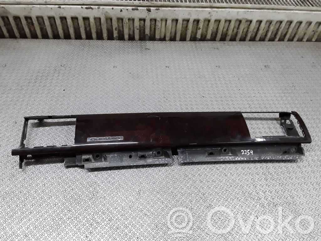 Audi A8 S8 D3 4E Kojelaudan hansikaslokeron lista 