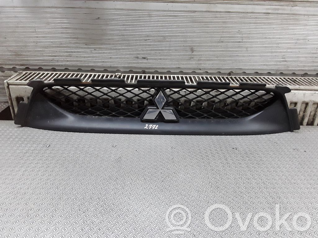 Front bumper upper radiator grill   6402A217