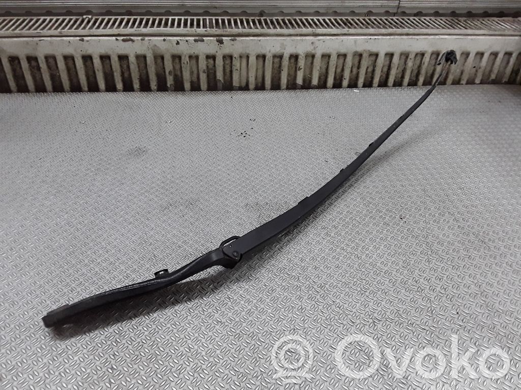 Front wiper blade arm