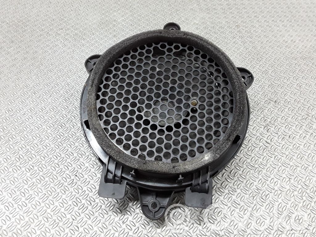 Chrysler Pacifica Takaoven kaiutin 