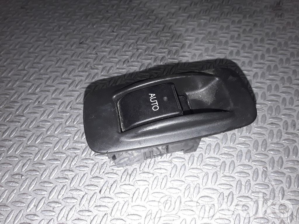 Toyota Avensis T250 Electric window control switch 
