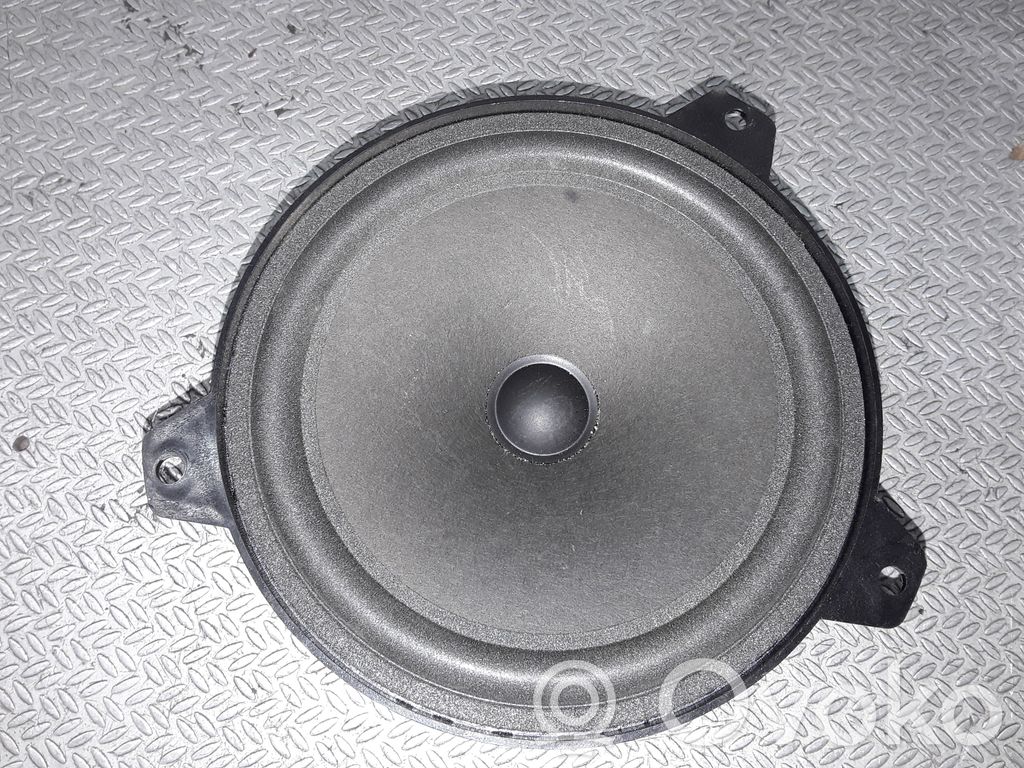 BMW 3 E46 Takaoven kaiutin 