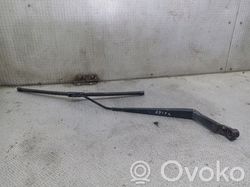 Windshield/front glass wiper blade