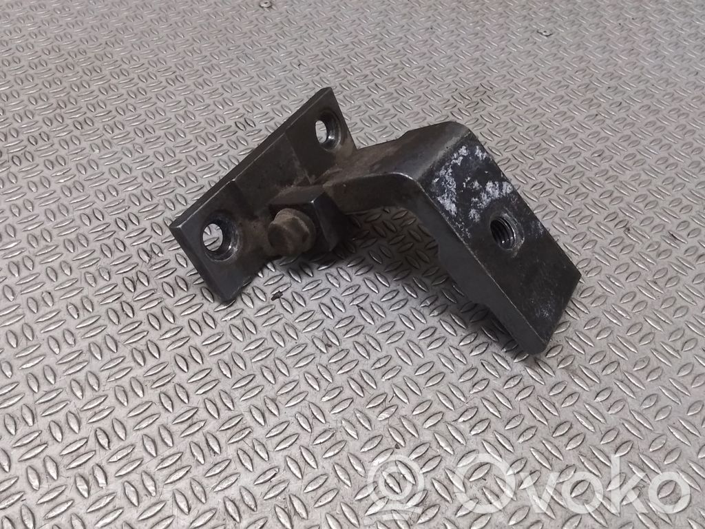 Aizmugurē apakšējā vira (eņģe)   7068090