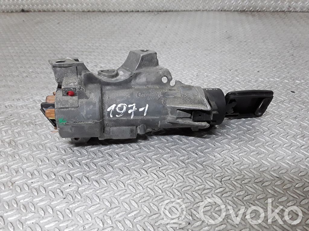Audi A4 S4 B5 8D Užvedimo spynelė 