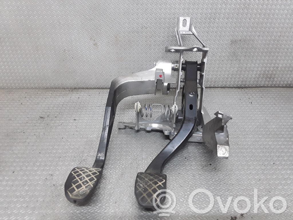 Pedal assembly   8D1721117N