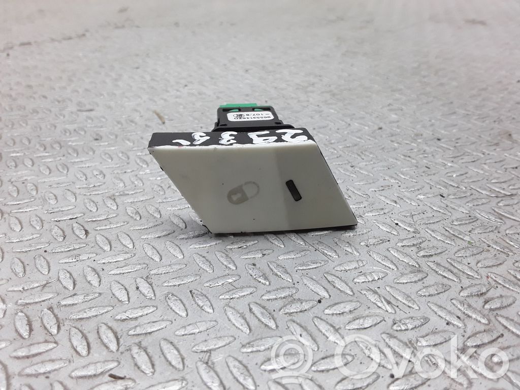 Central locking switch button   96553146ZD