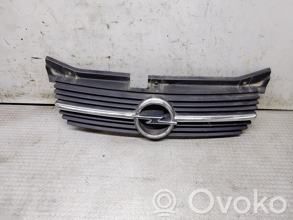 Opel Omega B1 Etupuskurin ylempi jäähdytinsäleikkö 