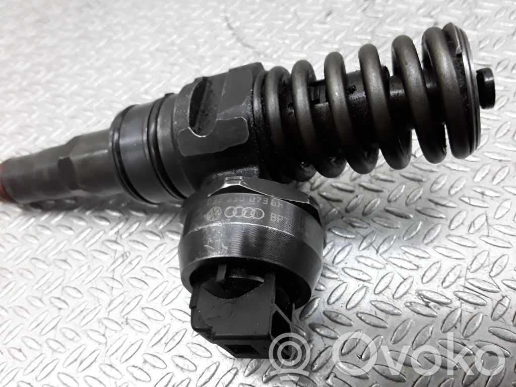 Audi A4 S4 B7 8E 8H Wtryskiwacz paliwa 