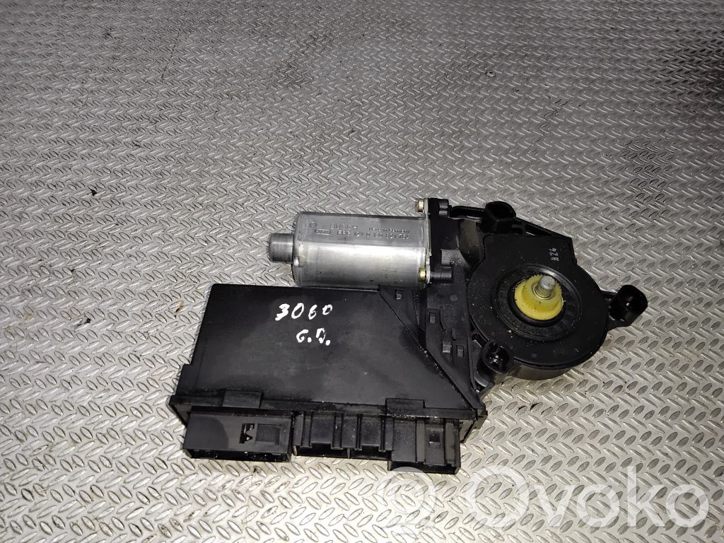 Audi A4 S4 B6 8E 8H Silniczek podnoszenia szyby drzwi tylnych 