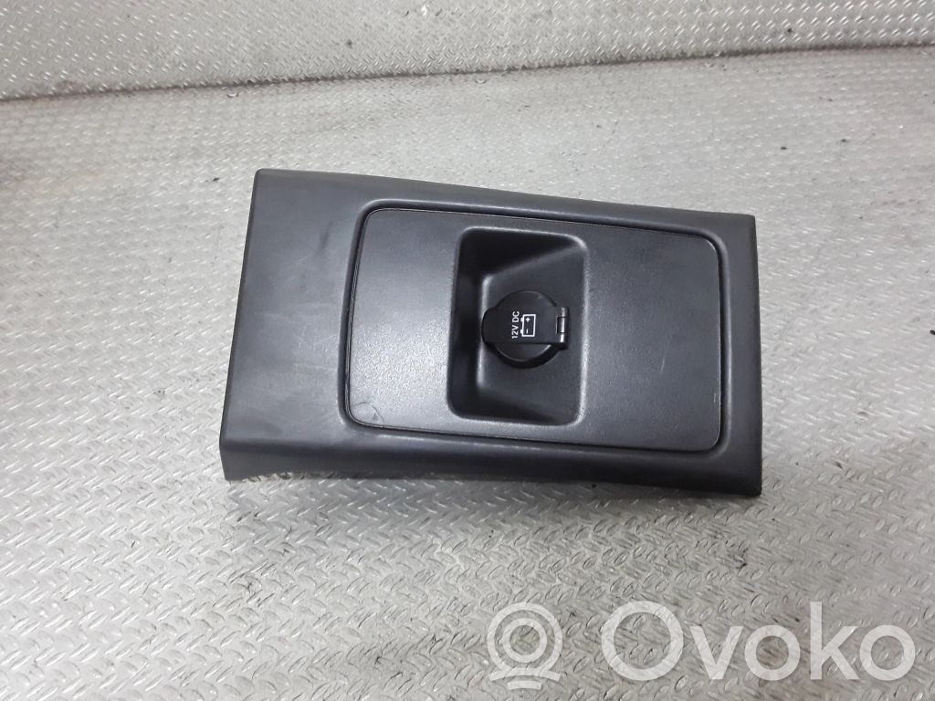 Gniazdo 12V przednie   100001095REV