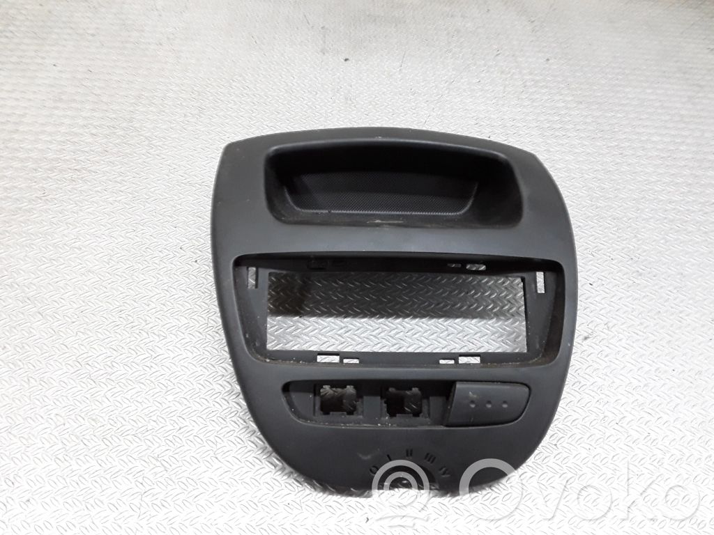 Toyota Aygo AB10 Moldura de la unidad delantera de radio/GPS 
