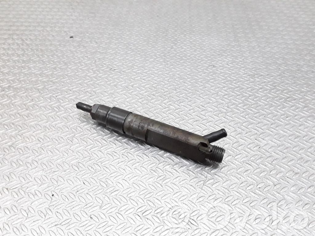Volkswagen PASSAT B5 Wtryskiwacz paliwa 