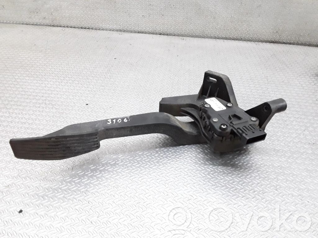Accelerator throttle pedal   9129423CL